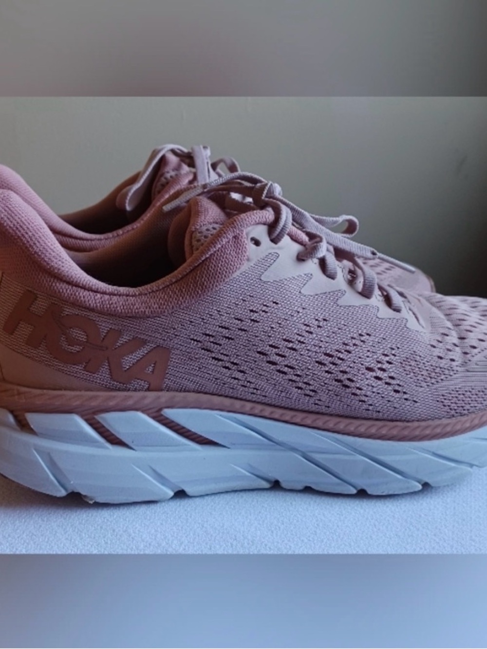 Hoka Clifton Edge Women's Size 9.5 Running Shoes
Walking Athletic Sneakers